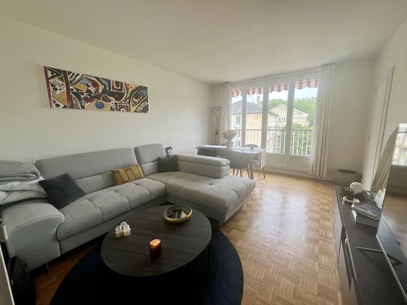 Acheter un bel appartement de trois pièces en dernier étage dans le parc de Maisons-Laffitte avec parking