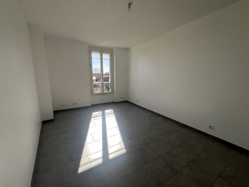 Acheter un grand 2 pièces en dernière étage dans une petite copropriété à 5 minutes du centre ville de Maisons-Laffitte